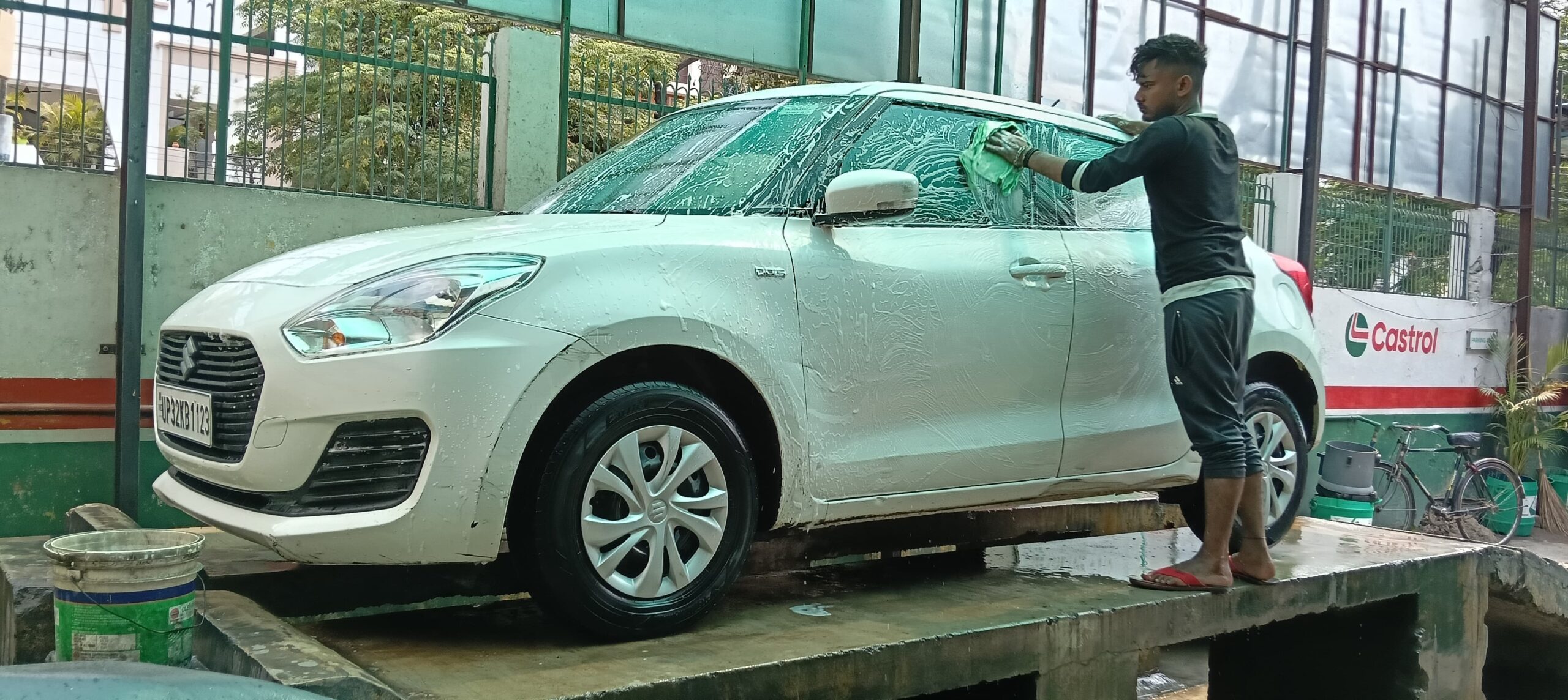 Car Washing Center in Gomti Nagar