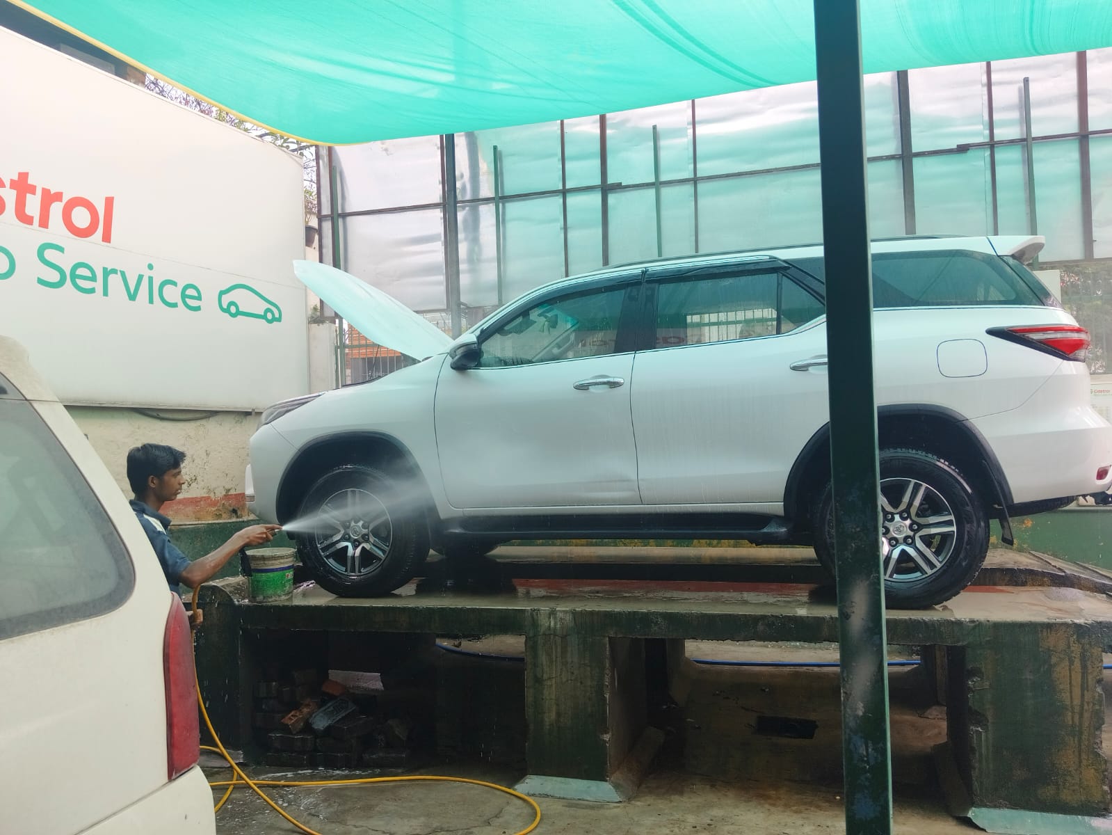 Car Washing Center in Gomti Nagar